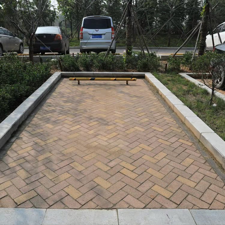 某小區陶瓷透水磚效果